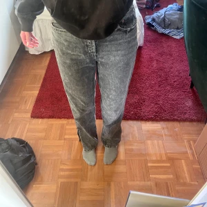 Jeans - Jätte fina gråa midwaist/highwaist jeans från H&M med slits. Jag är 178 cm lång och dom är rätt så långa på mig. OBS. Bild 5 visar att dom har lite textur.