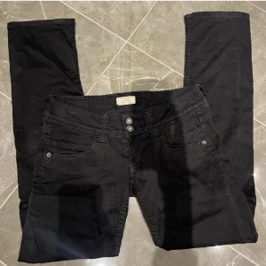 Lågmidjade jeans - Svarta lågmidjade straight/bootcut Pepe jeans, oanvända. Midjemåttet är cirka 78 och innerbenslängden 80. Hela bilden fick inte plats så skriv privat för fler bilder🫶pris går att diskutera! 