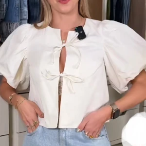 Volang top - från Ginatricot, storlek L men passar mig toppen som har S i vanliga fall:) Använd vid få tillfällen, nypris 500kr