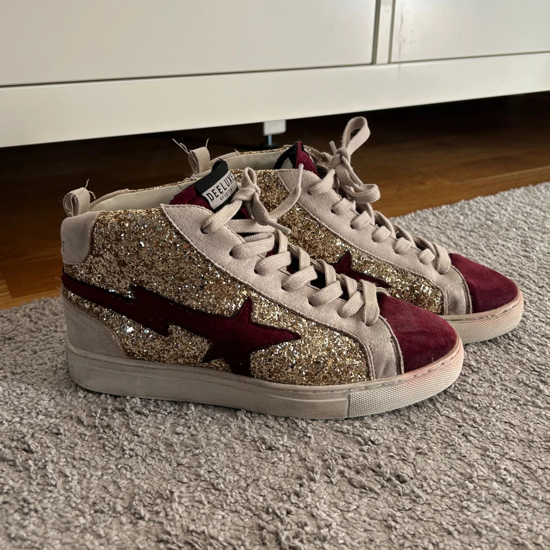 RÖDA OCH GULDIGA SKOR