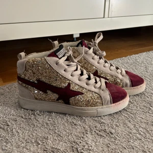 RÖDA OCH GULDIGA SKOR - Skitsnygga skor från Deeluxe! Unika och jättecoola verkligen. Använda en gång, säljer för att jag behöver pengar. 