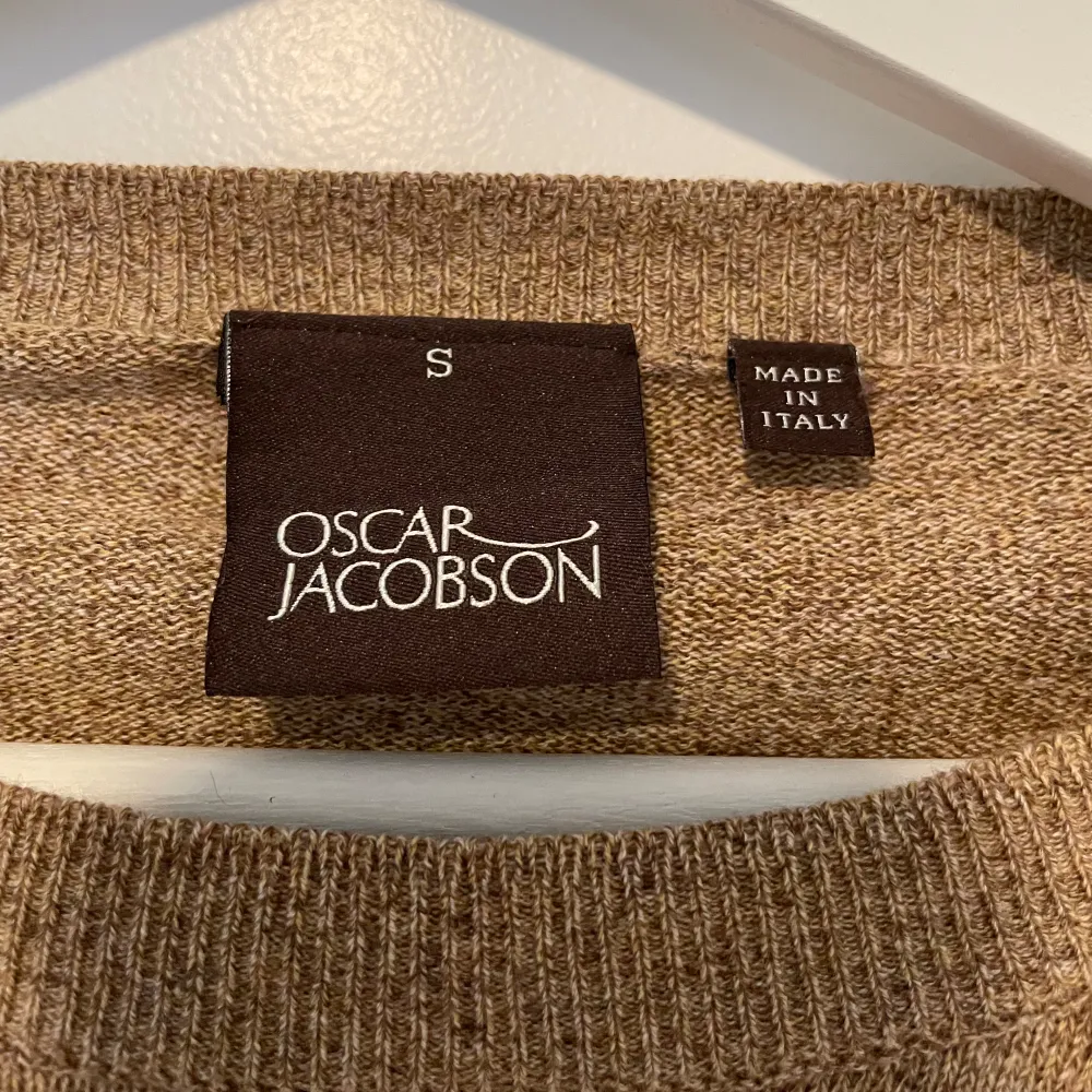 Säljer nu min riktigt snygga Beiga Oscar Jacobson tröja som är gjord av 100% bomull. Riktigt bra skick har bara använts ett fåtal gånger och har inga defekter. Storleken är S men kan passa M. Har ni frågor så ställ dem gärna!  . Tröjor & Koftor.