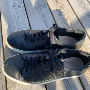 Axel Arigato skor!⭐️ - Tja, säljer dessa riktigt feta skor från Axel Arigato, modellen är cap toe. Skorna är i gott skick förutom att det i nuläget inte finns någon sula till skorna men det är enkelt att fixa!  Skriv om ni har funderingar! Retail pris: 2500 Vårt pris: 499