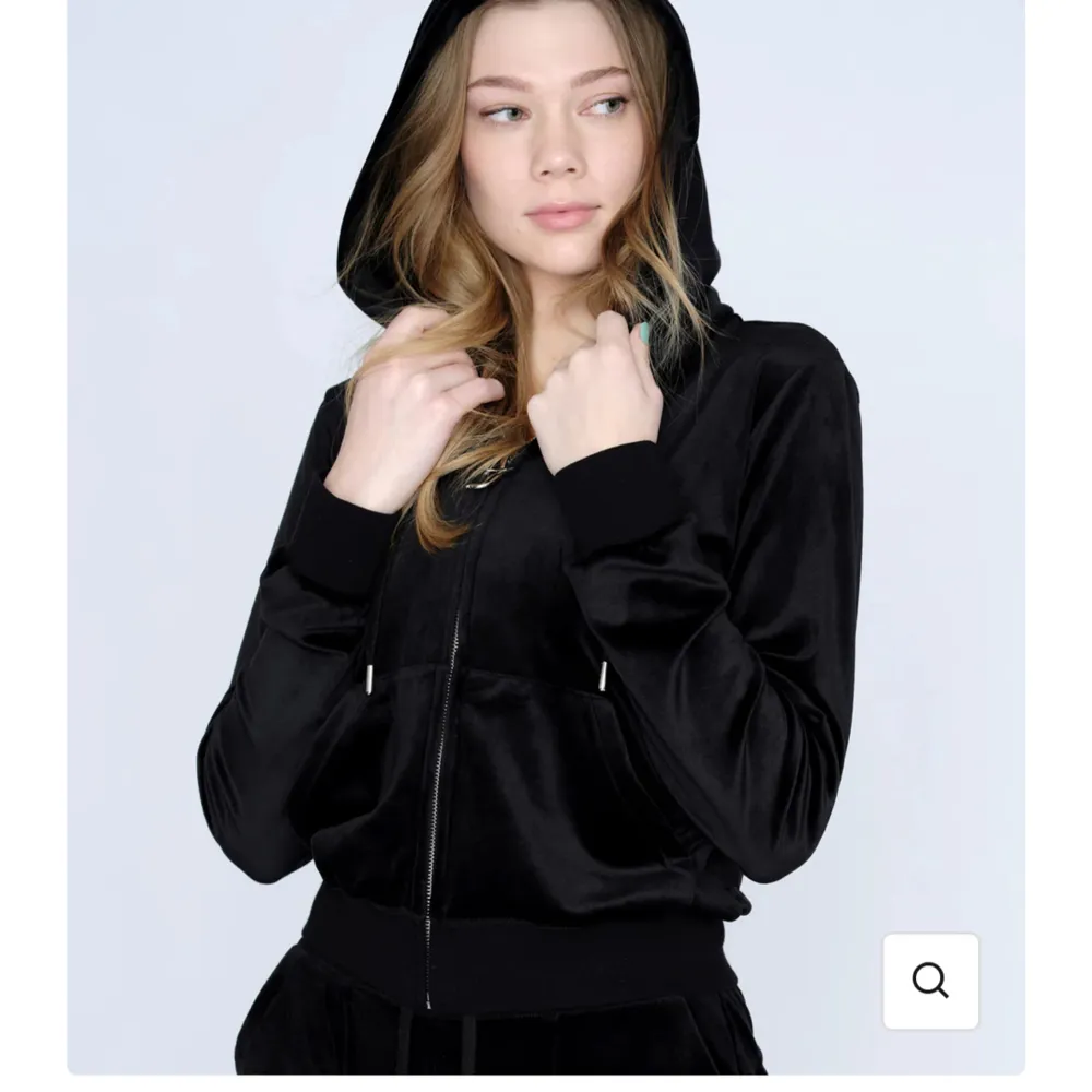 En super fin zip hoodie som tyvärr inte kommer till användning. Den är i ett fint skicka och använd få tal gånger. Kom privat för fler bilder. Priset kan diskuteras.. Hoodies.