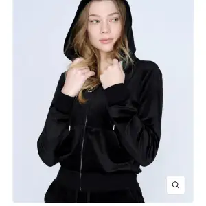 En super fin zip hoodie som tyvärr inte kommer till användning. Den är i ett fint skicka och använd få tal gånger. Kom privat för fler bilder. Priset kan diskuteras.