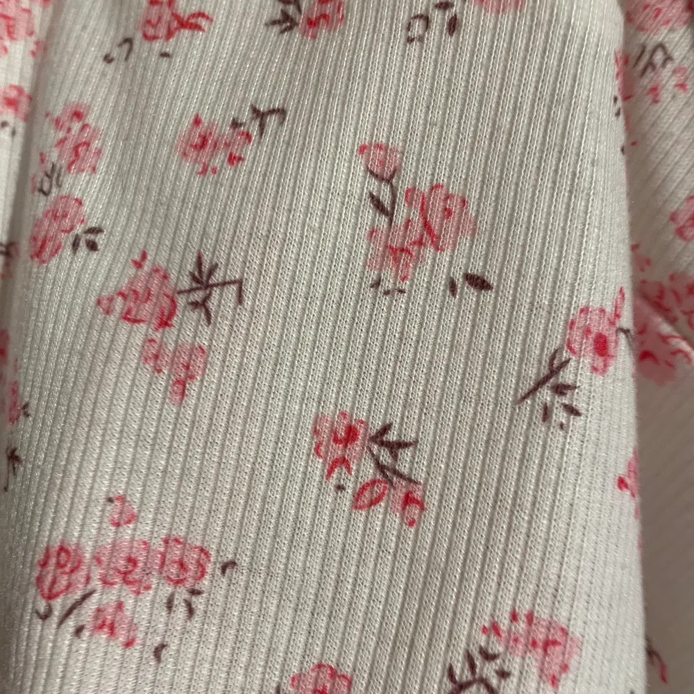 Ett fint blommigt linne med rosa blommor! Använt fåtal gånger . Toppar.
