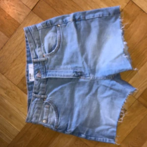 Jeans shorts  - Mid / high waist Mjuka Midjemått 36cm x2 