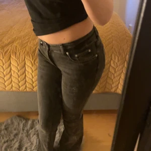 LOW WAIST JEANS❤️ - Säljer mina byxor!! Low waist från Gina tricot😌är 164 cm lång och de sitter prefekt, det finns inga defekter utan de är helt nya, bara använt 2 gånger!! Skriv privat om ni är intresserade! TRYCK INTE PÅ KÖP NU!!!!!🙂‍↕️