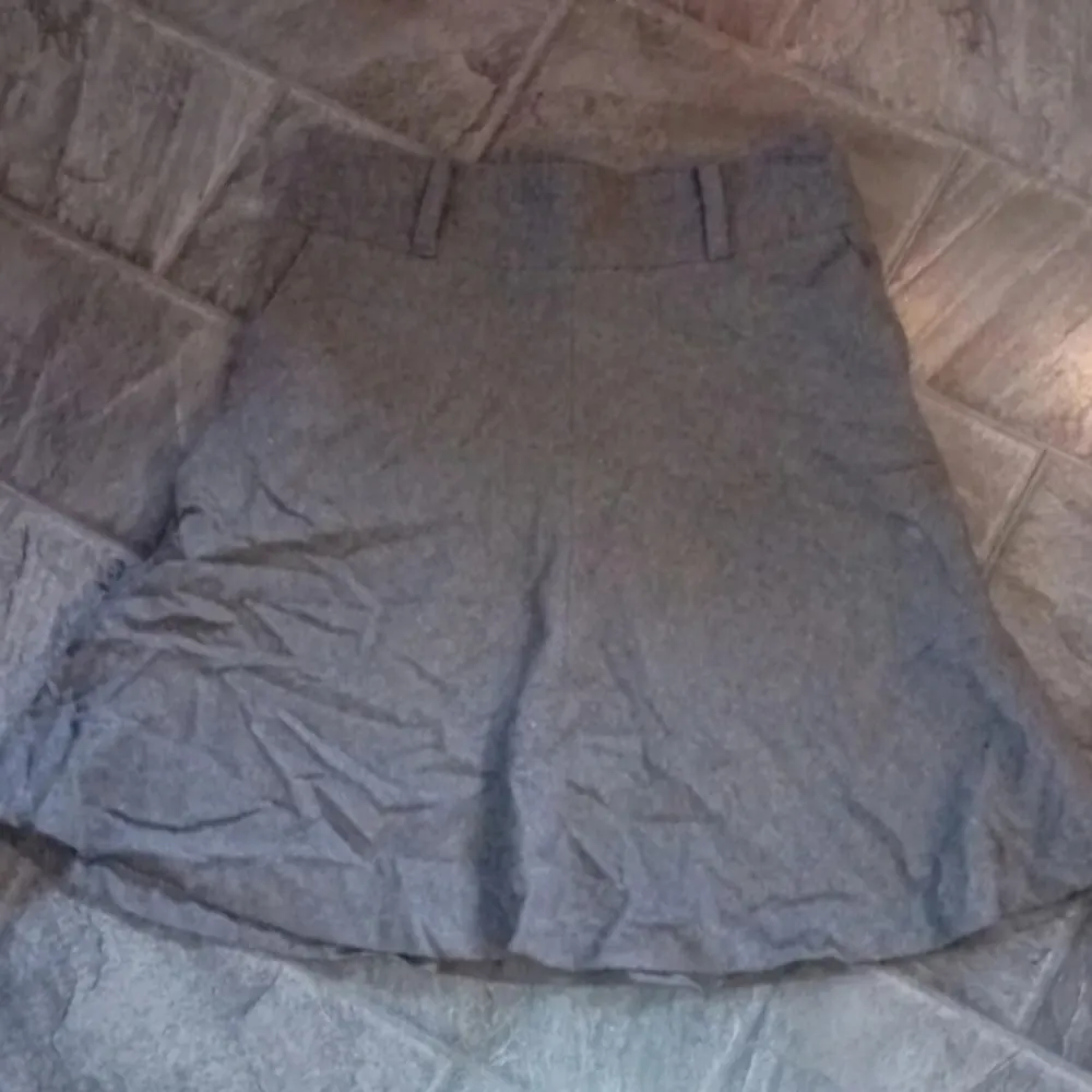 Grå fodrad kjol i ull från H&M i storlek 40. Knälång.  65 cm lång.  Väldigt fint skick. . Kjolar.