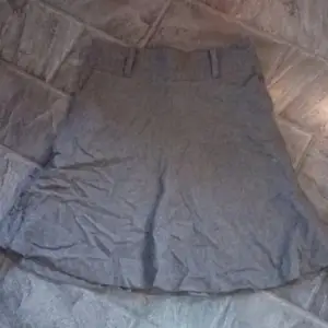 Grå fodrad kjol i ull från H&M i storlek 40. Knälång.  65 cm lång.  Väldigt fint skick. 