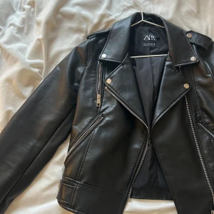 Zara skinnjacka - Helt oanvänd skinnjacka ifrån zara, köptes nyligen men kommer inte till användning.