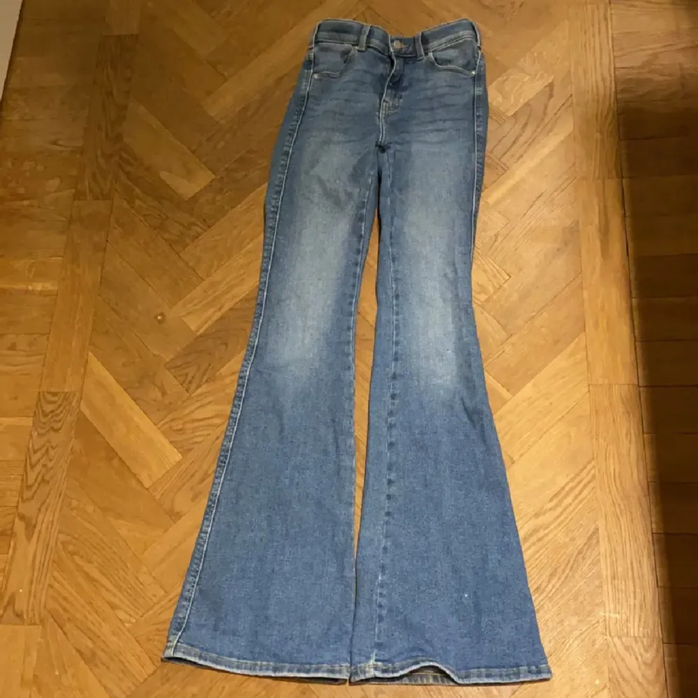 Små defekter längst ned på grund av att de varit för långa, fler bilder kan skickas.  Jeans från Dr denim. Jeans & Byxor.