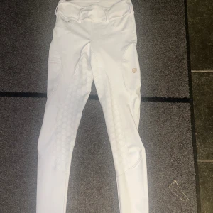 Vita md byxor - Nya vita md byxor. Knappt använda. Inga fläckar osv.