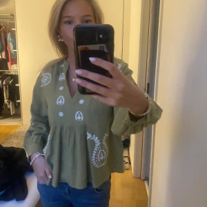 Zara Blus  - Fin blus köpt på zara, aldrig använd💕