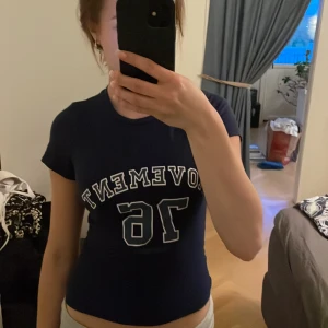 Blå t-shirt med tryck  - Cool blå T-shirt med tryck. Storlek xs, den är Kroppad 