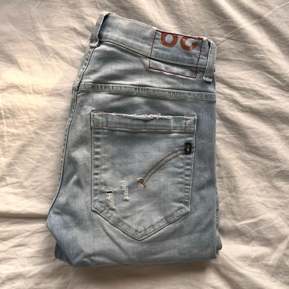 Tja! Säljer nu dessa sjukt snygga dondup jeans som är perfekta till våren och sommaren | Denna färgen är sjukt eftertraktad inför sommaren | Storlek 29 | Skick: 9/10 | Ny pris: 3600 kr, Säljs för 999kr. Jeans & Byxor.