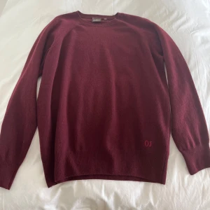Oscar Jacobsen tröja  - Säljer denna vinröda Oscar Jacobsen merino ull tröjan, aldrig använd, storlek M, nypris 1300 kr, kan mötas upp 