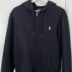 Svart Ralph lauren zip - Svart Ralph lauren zip perfekt skick. Äkthetsbevis finns. Storlek M