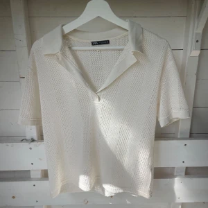 Strandskjorta - Virkad/stickad skjorta från Zara perfekt till stranden☀️☀️🫶🏼cremefärgad