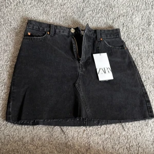 Helt ny zara kjol 🖤 - Jätte fin jeanskjol från zara❣️ finns inte i lager längre🖤 kostar originalt 300kr. Är i helt ny skick💕