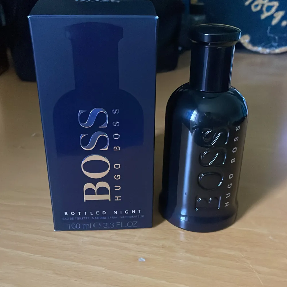 Hugo Boss Bottled night EDT. 100 ml, använd ett fåtal gånger men nästan full. Ordinarie pris ungefär 1000kr, säljer denna för 650 kr. . Parfym.