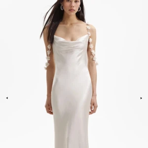 Klänning - Champagne vit klänning från Self Potrait, använd en gång så säljer då jag inte kommer använda den igen 😇