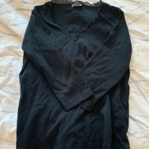 Svart trekvarts ärmar tröja - Jättefin tröja som är i storlek 46/48 men passar 42/44 också. Använd några gånger 