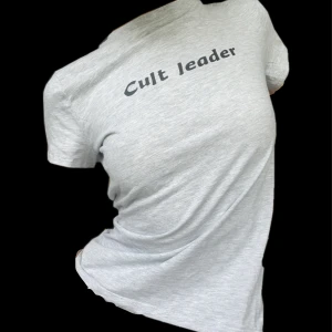 Graphic tee - Egentryckt och sydd tröja av mig:) Går att tvätta!   Kan även göra custom med strass, valfritt tryck och valfri färg och passform. Priset varierar mellan 250-400 kr beroende på tillägg:) ! 