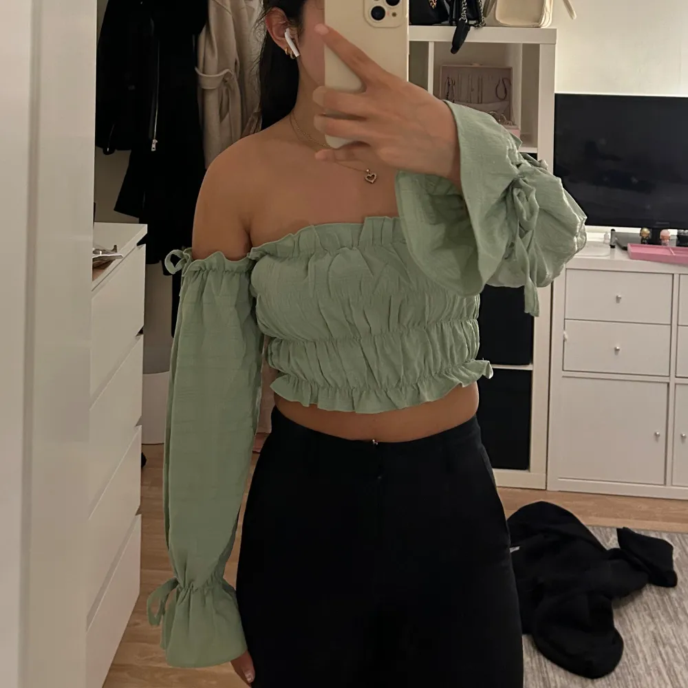 Jätte söt ljusgrön offshoulder topp med massa detaljer. Rucherat och stretchigt material. Även detaljer på armarna samt rosetter/snören vid axlarna och slutet av de öppna ärmarna. Passar S och M. Lite kroppad. Från shein . Blusar.