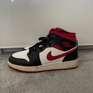 Jordans skor  - Säljer dom här Jordans skorna då dom inte kommer till användning längre!! Loggan i skorna har suddats ur! Kom privat för flera bilder 