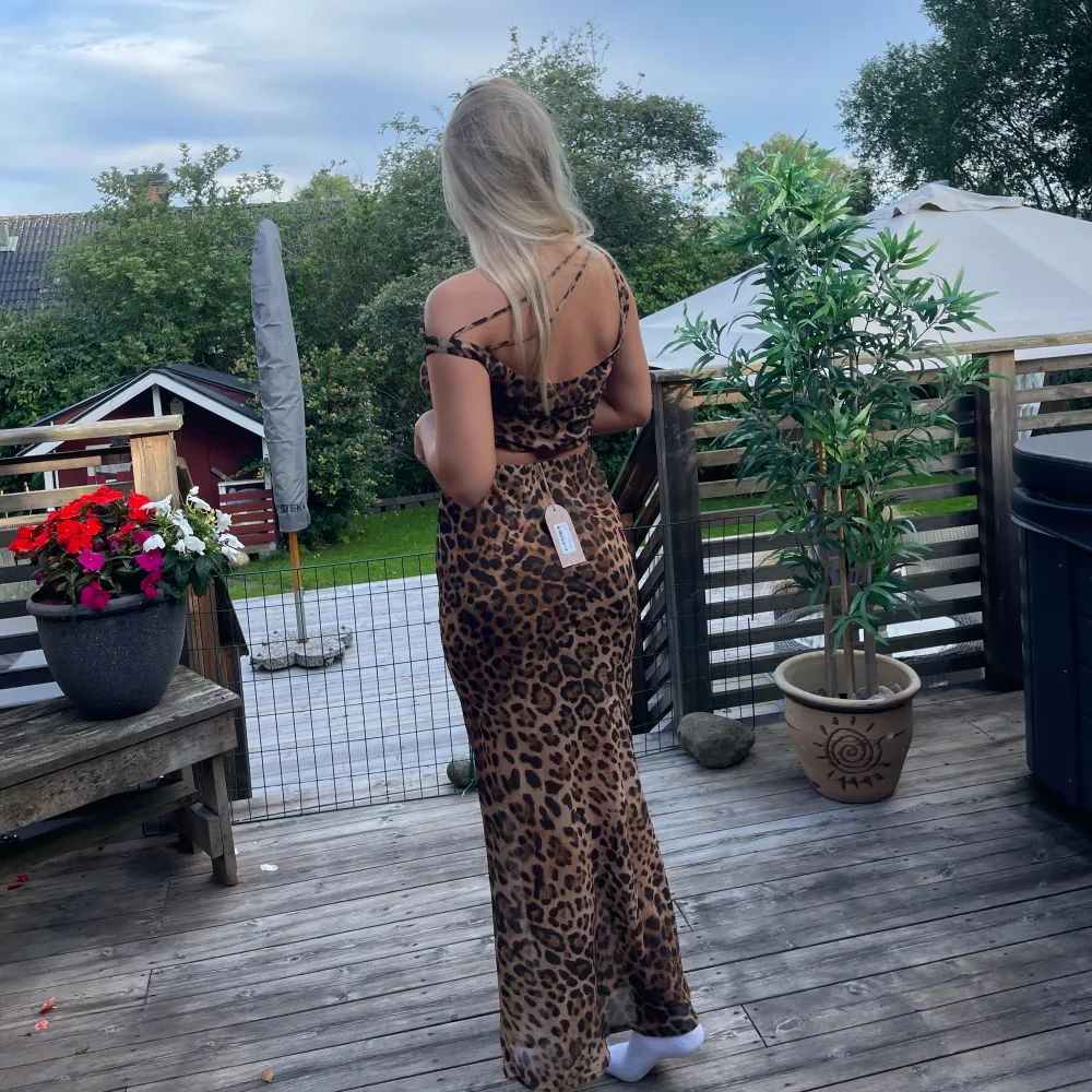 Säljer denna leopard kjol ifrån MESHKI. Har endast testat kjolen och prislappen sitter på! Ni kan även köpa toppen och kjolen tillsammans för 1500kr ord pris för båda är 1710kr Stl: S Ord pris på kjolen: 970kr Säljer för: 800. Kjolar.