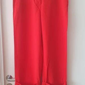 Byxor, Dam - NEW ZARA WOMAN RED  Cropped TROUSERS, koral