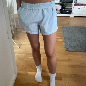 Shorts - Jättefina randiga shorts köpta från bikbok. Säljs ej längre. Jag har vikt ner midjan. Strl s med fickor i sidorna. Frakt tillkommer