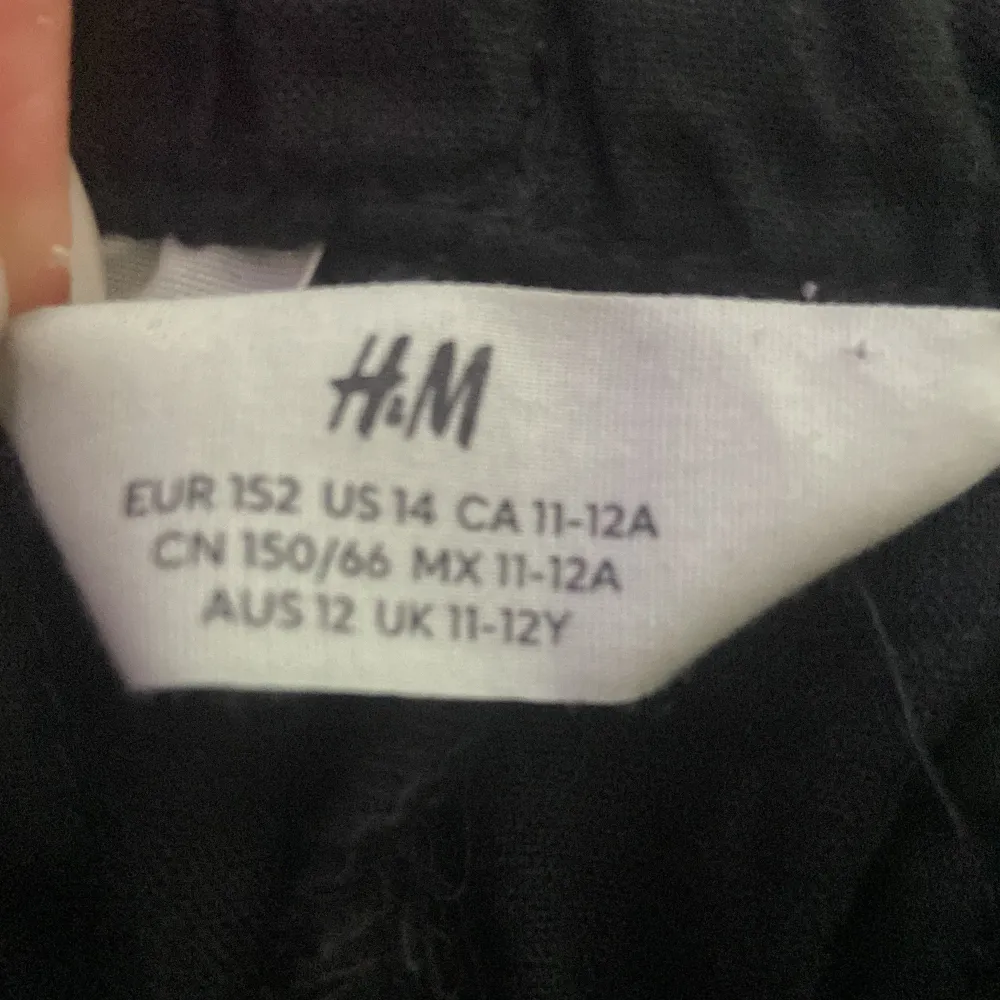 Ett par svarta linnebyxor från H&M i storlek EUR 152. Byxorna har en normal passform och är tillverkade i ett bekvämt material.. Jeans & Byxor.