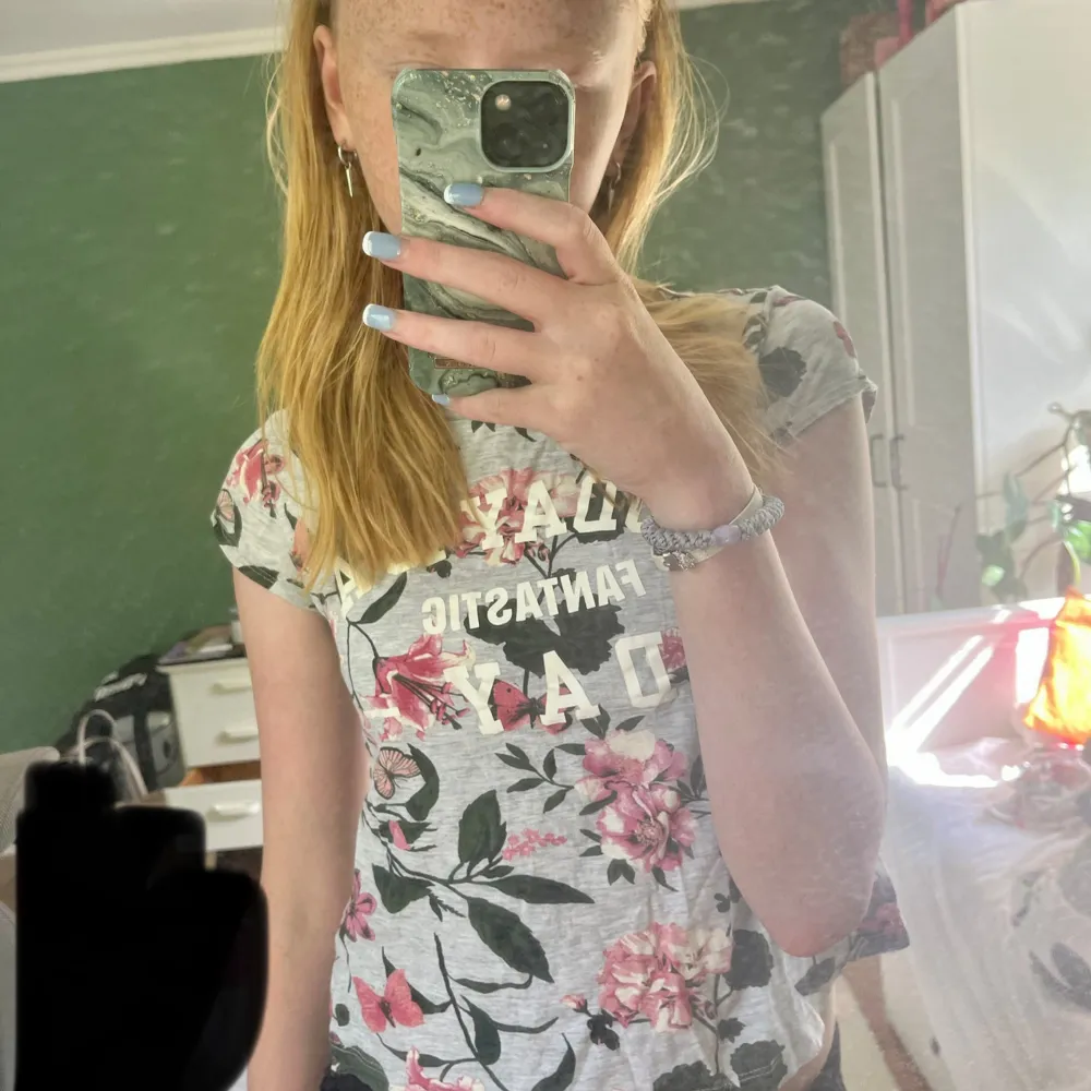 En grå tröja med rosa blommor och fjärilar 🦋🌺 med texten ”TODAY IS A FANTASTIC DAY”. Den är i väldigt bra skick, men säljer pågrund av att den är för liten. Priset kan diskuteras💖. T-shirts.