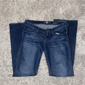 Lågmidjade Bootcut Jeans - Hör av er vid frågor! Annars köp med köp nu! ❤️