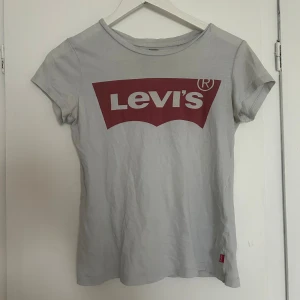 Levis t-shirts - Basic leviströja! Använder inte längre! Kom privat om frågor💞