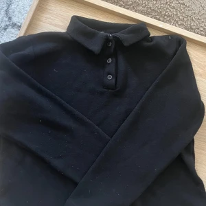 Tjocktröja - En pikéaktig tjocktröja från Zara. Det står att de är storlek XL men passar mig som har M