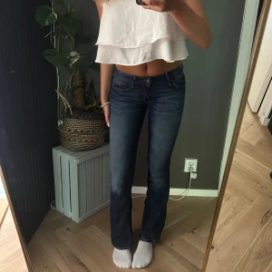 Mörkblåa jeans - Supersnygga blåa jeans som inte kommit till användning💓💓 jag är 178 men det är aningen korta på mig!!