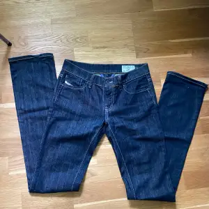 Ett par mörkblå jeans från Diesel i modellen LIV. Storlek W26 L32, men är även stretchiga. Lågmidjade och raka/utsvängda i benen. Aldrig använda, inga fläckar eller skador. Säljer då de tyvärr inte passar mig. Ascool design! Skriv vid frågor💗