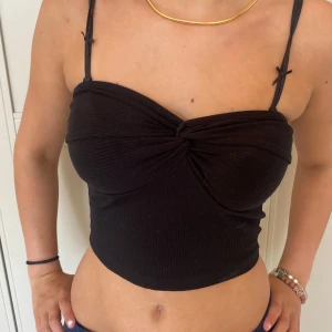 Tubtopp - Helt oanvänd Tubtopp pågrund av att den var tyvärr för liten för mig. Den är i väldigt bra skick och passar perfekt till sommaren! 🌺