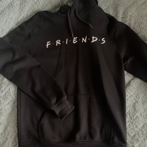 FRIENDS h&m hoodie - FRIENDS hoodie köpt från dam avdelningen på h&m. Storlek M men väldigt lång och pösig, perfekt som en mysig hemma-hoodie.   Kan gå ner i pris! :)