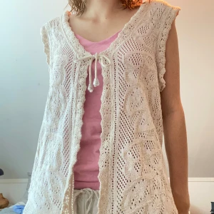 Gullig stickad väst  - En superfin stickad väst i bra skick💕