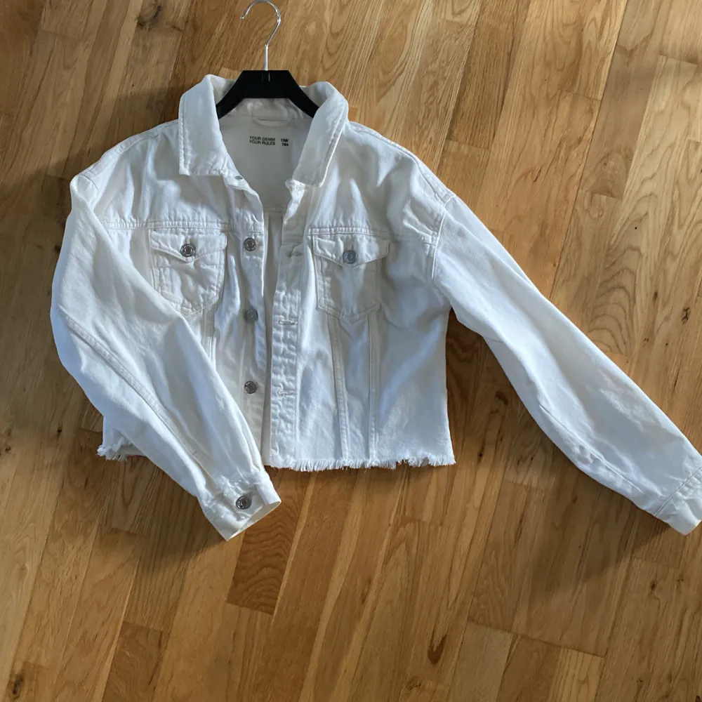 Vit kort jeansjacka från Cubus. Takit.
