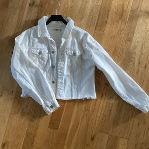 Vit jeansjacka - Vit kort jeansjacka från Cubus