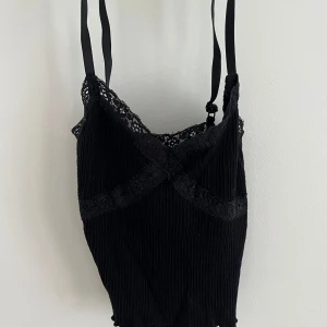 Linne med spets  - Gulligt kort linne med spets från Urban outfitters. Använt, men absolut inte särskilt slitet. Storlek S men passar även XS.