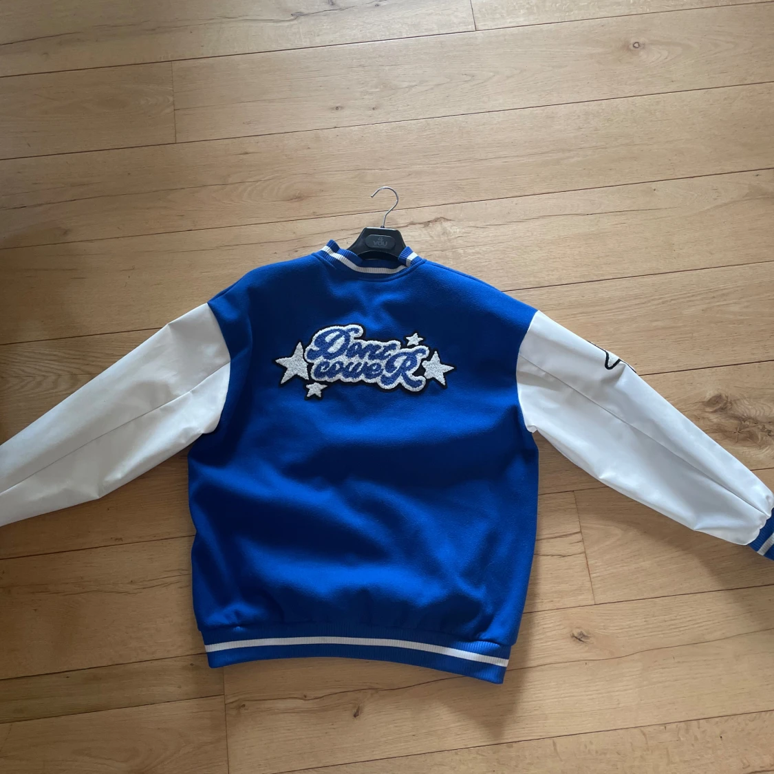 Lätt jacka med tryck och broderi - 90