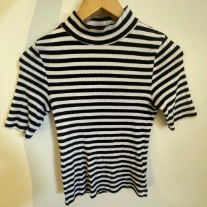 Tröja med halvpolo - Fin tröja med halvkilo och korta ärmar från H&M. Använt väldigt fåtal gånger och är i mycket bra skick. Tveka inte att fråga frågor, om fler bilder eller diskutera pris!💞