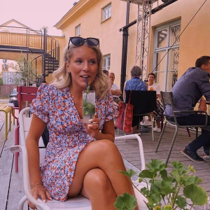 Klänning  - Suuuper fin blommig klänning. Har tyvärr blivit för liten 🩷