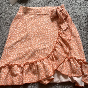 Säljer min kjol från Gina Tricot🥰 - Andvänd 2 gånger. En kjol från Gina som har två band som man kan knyta t en rosett om man vill. 